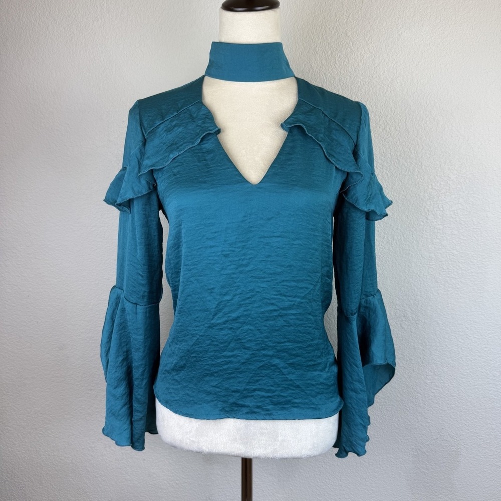 Madison and Berkeley Top Women's Blue Ruffled Choker Bell Sleeve Neckline Chic